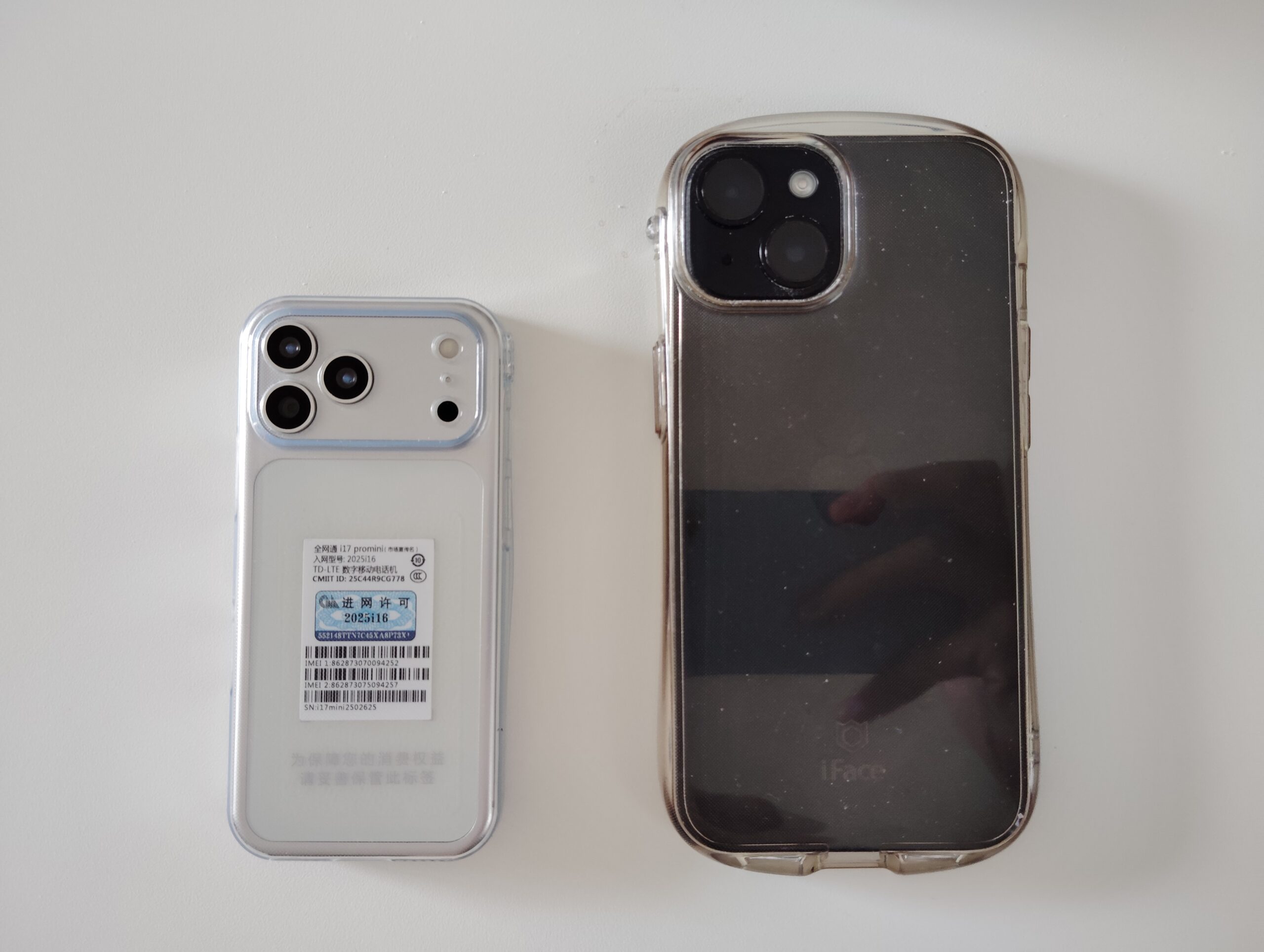 iPhone15と今回購入した偽iPhoneをサイズ比較。ミニスマホ信者として最高の買い物ができた。