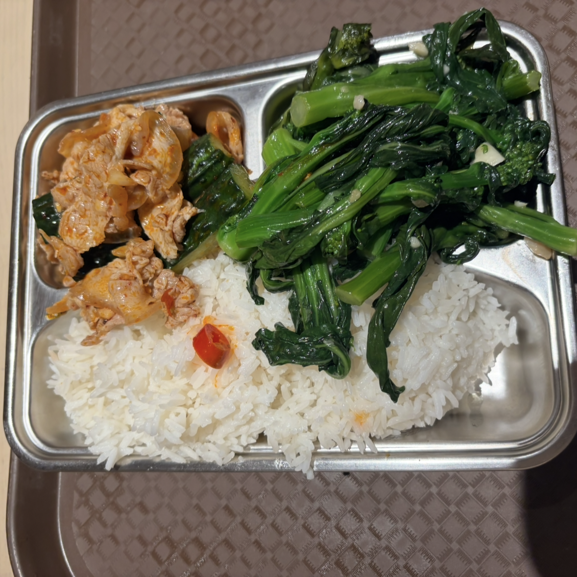 860円でご飯大盛り、青菜炒め、豚肉炒めが食べられる香港のレストラン。