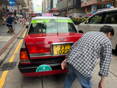 香港のタクシー。トランクが完璧に閉まっていなくても発車してくれる。