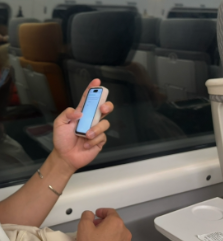 中国で購入した偽iPhone。縦9センチ横4センチくらいしかない。