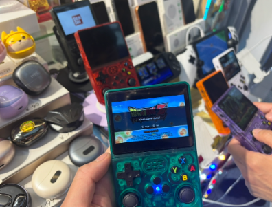 手作りのゲームボーイ。買わなかったが、面白い商品がたくさん。