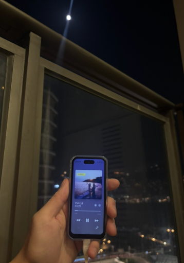 香港のビルの夜景を見ながら大好きな羊文学を聞く時間が最高だった。