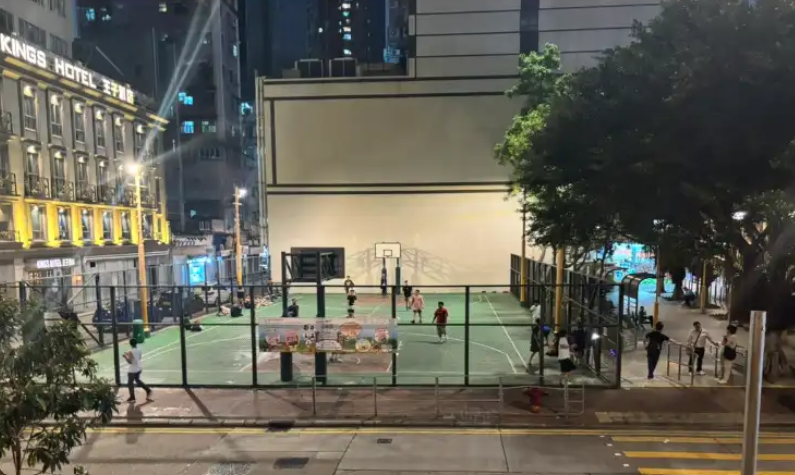 香港の町中にあるバスケコート。無料でできるのが海外っぽくて良い。