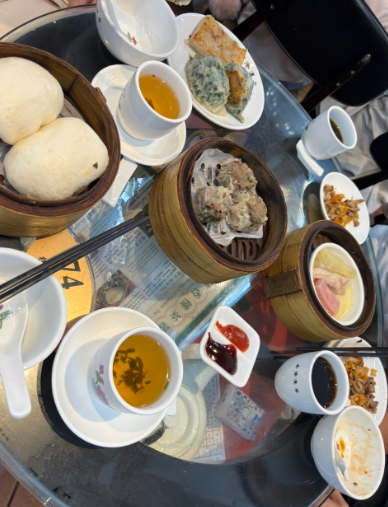 日本では見られないパクチー入り点心。ソースをつけるとギリ食べられる。